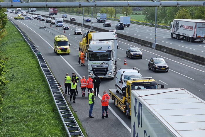Vrachtwagen verliest laadklep bij ongeval