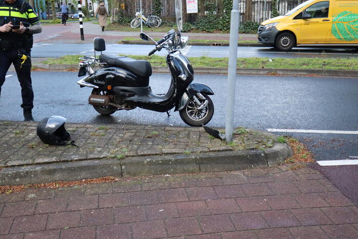 Scooterrijder in botsing met bakwagen