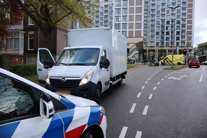 Scooterrijder in botsing met bakwagen