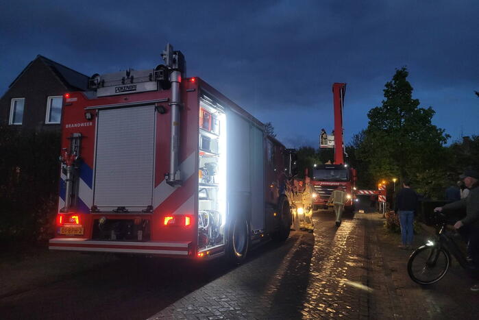 Brandweer blust brandende schoorsteen