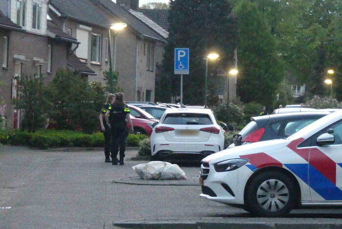 Persoon aangehouden midden in woonwijk, politie doorzoekt huis