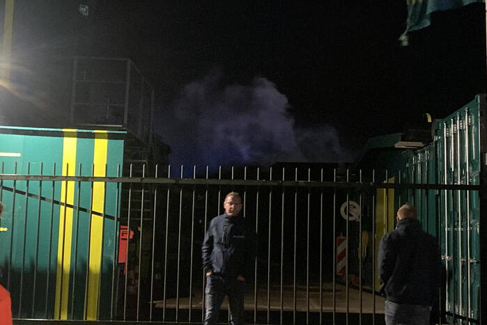 Brandweer blust brandende pallets