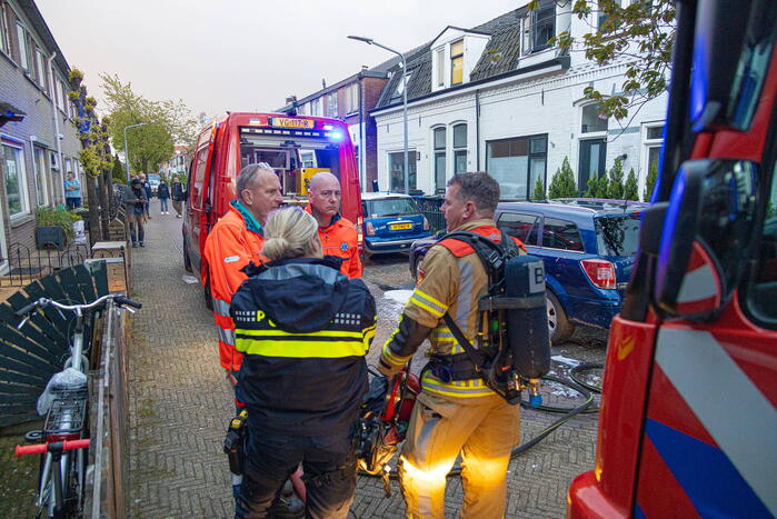 Brandweer redt hond bij woningbrand