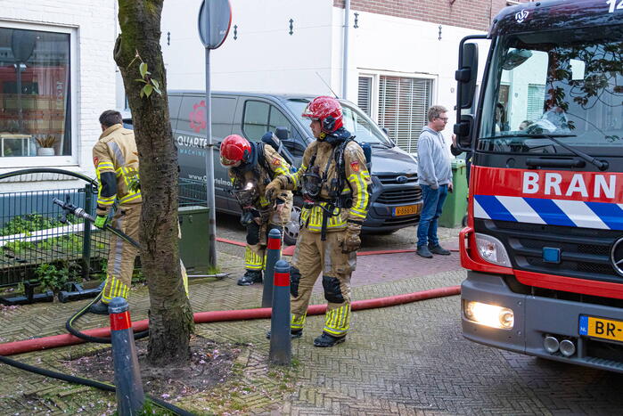 Brandweer redt hond bij woningbrand