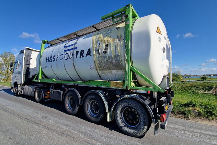 Weg volledig dicht door verloren lading