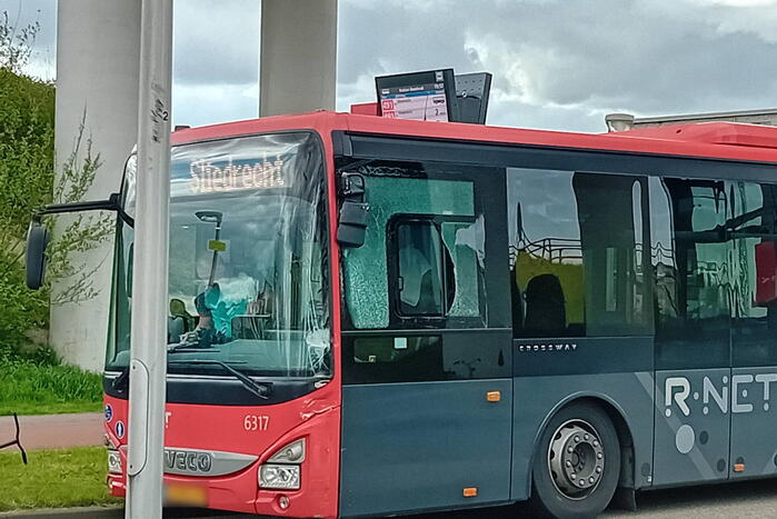 Lijnbus en ambulance botsen op elkaar