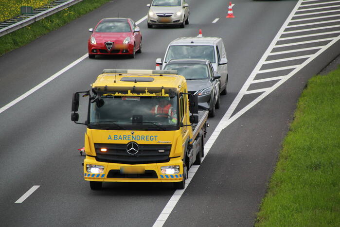 Bestelbus klapt achterop personenauto
