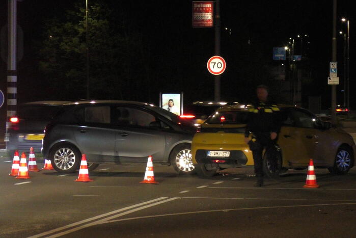 Personenauto's in botsing op kruising