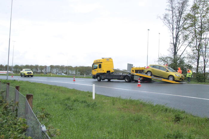 Automobilist belandt in bosschages naast afrit