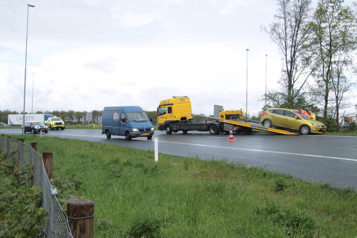 Automobilist belandt in bosschages naast afrit