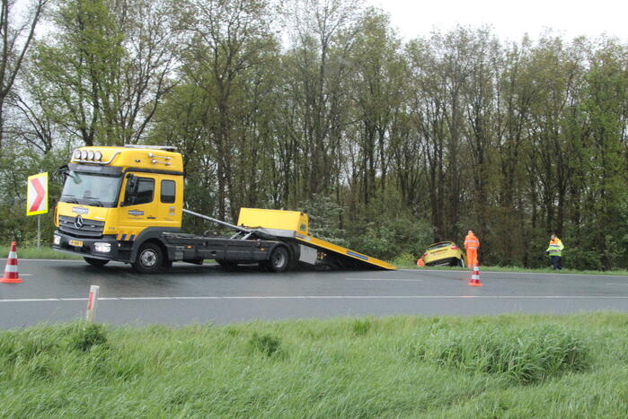 Automobilist belandt in bosschages naast afrit