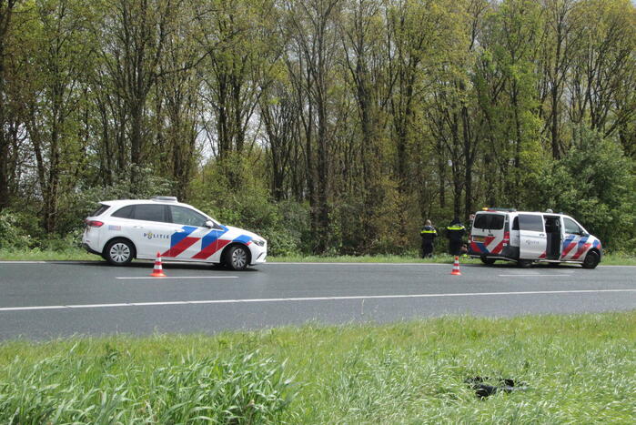 Automobilist belandt in bosschages naast afrit