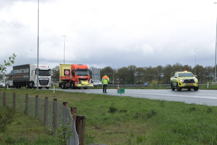 Automobilist belandt in bosschages naast afrit