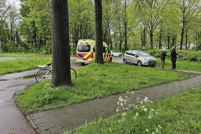 Fietser en automobilist in botsing op rotonde