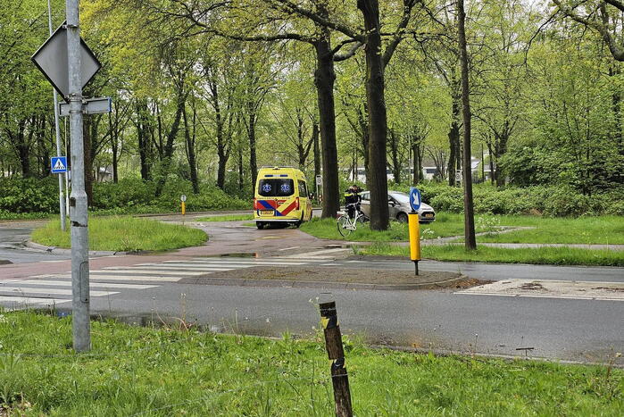 Fietser en automobilist in botsing op rotonde