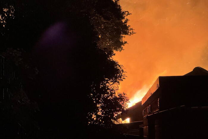 Metershoge vlammen slaan uit achtertuin