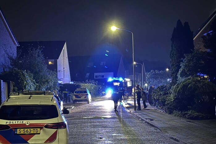 Metershoge vlammen slaan uit achtertuin