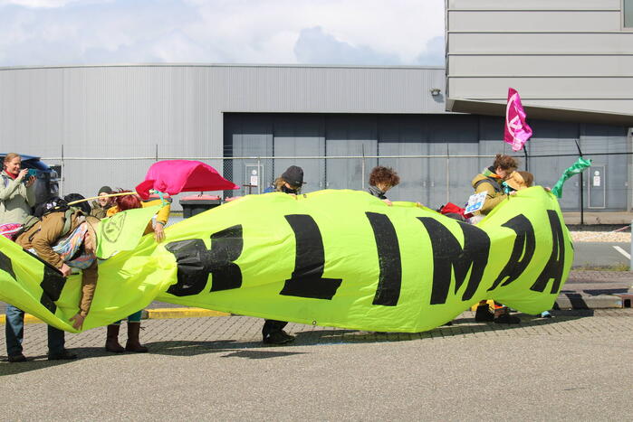 Demonstratie van Extinction Rebellion bij vliegveld