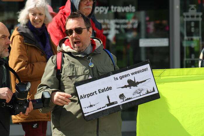 Demonstratie van Extinction Rebellion bij vliegveld
