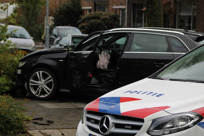 Forse schade na frontale botsing tussen auto's