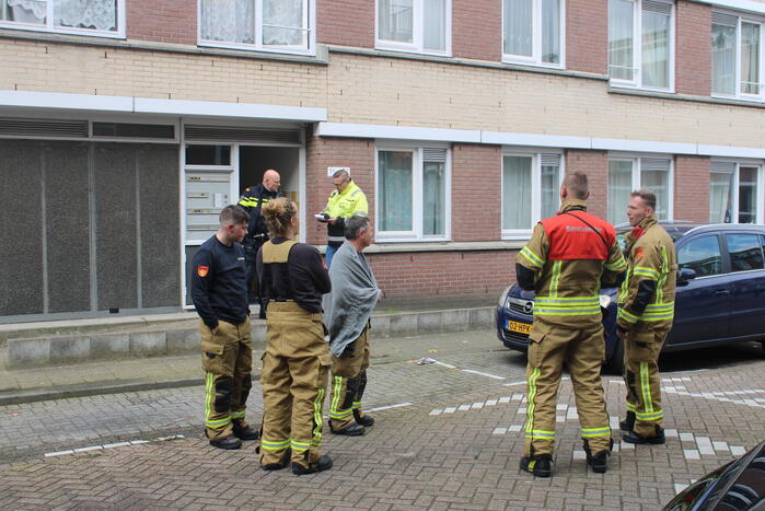 Brandweer haalt persoon uit brandende woning