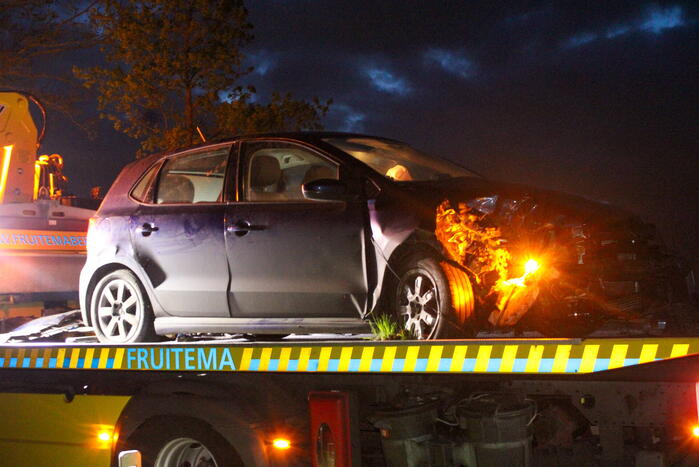Auto belandt op op zijn kant op provinciale weg