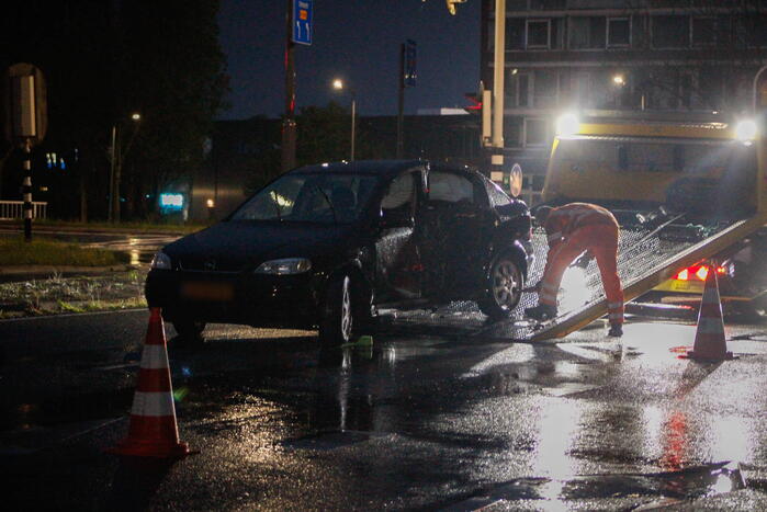 Flinke schade na botsing tegen lantaarnpaal