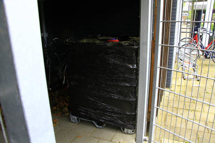 Brandweer verricht metingen in fietsenhok