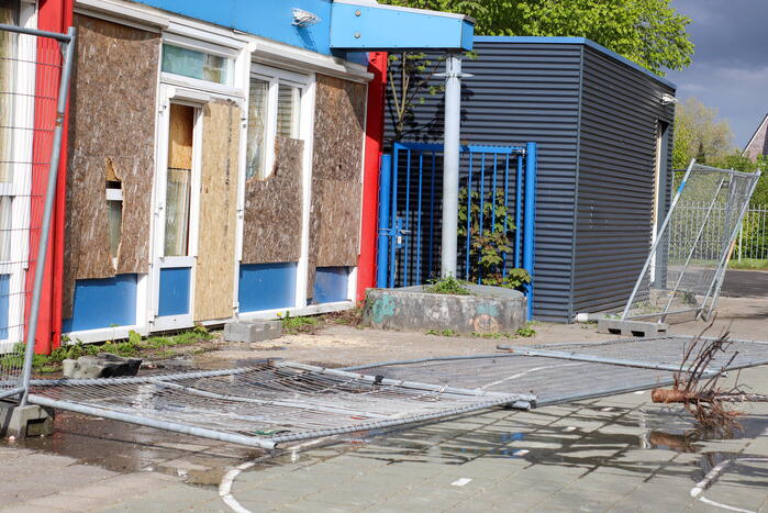 Brandweer blust brandende boom