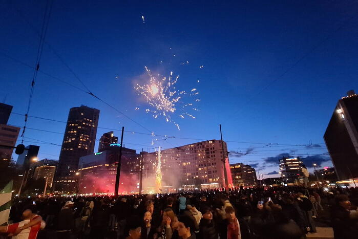 Feyenoord fans vieren feest bij fontein na winnen bekerfinale
