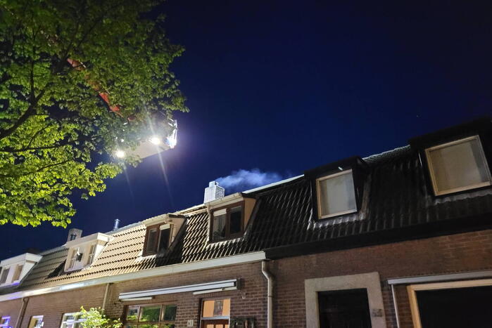 Brandweer veegt schoorsteen na schoorsteenbrand