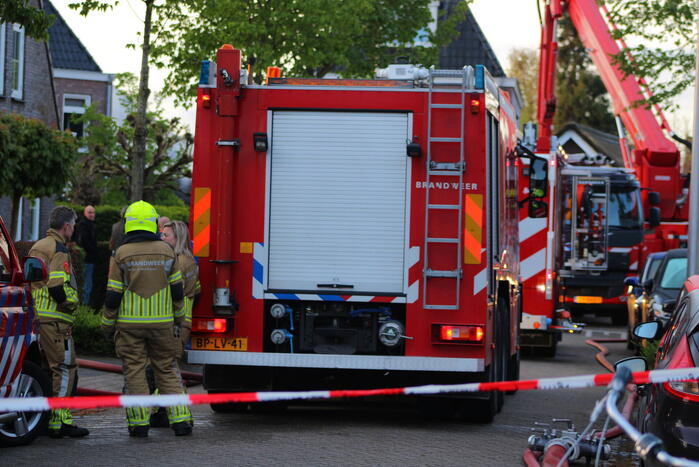 Auto en garage verwoest door brand, woning zwaar beschadigd