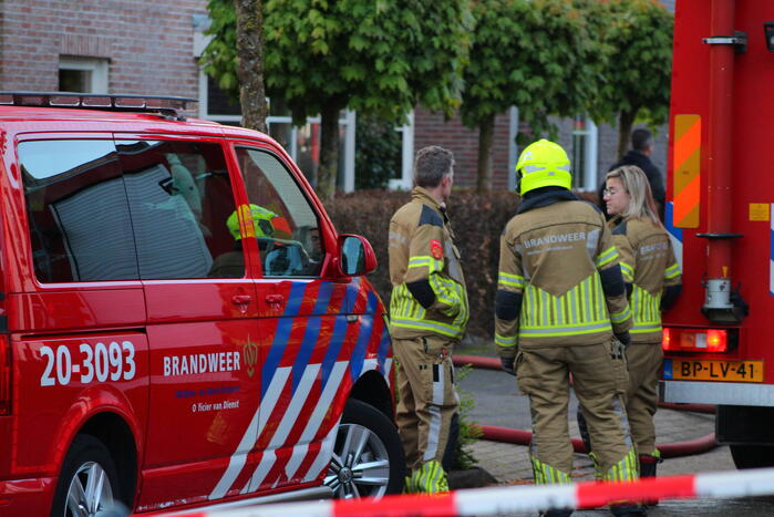 Auto en garage verwoest door brand, woning zwaar beschadigd