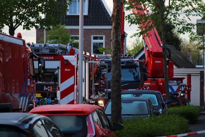 Auto en garage verwoest door brand, woning zwaar beschadigd