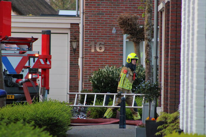 Auto en garage verwoest door brand, woning zwaar beschadigd