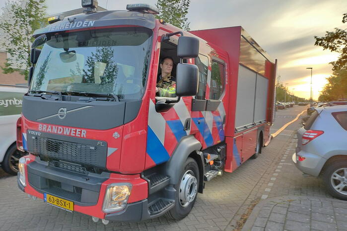 Auto en garage verwoest door brand, woning zwaar beschadigd