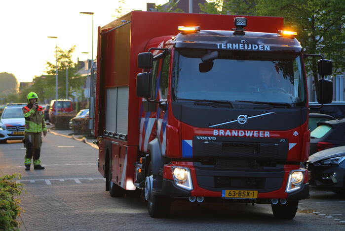Auto en garage verwoest door brand, woning zwaar beschadigd