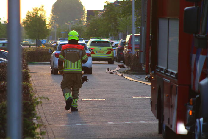 Auto en garage verwoest door brand, woning zwaar beschadigd
