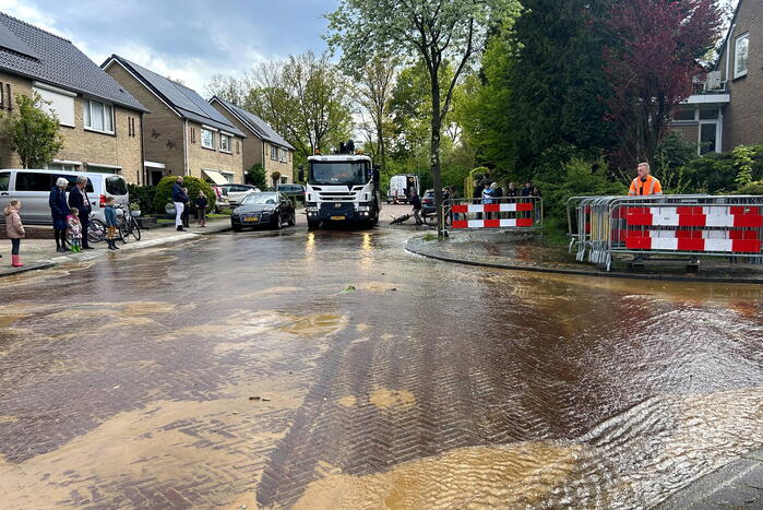Geknapte waterleiding zet straat blank