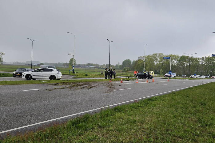 Twee voertuigen botsen op kruising