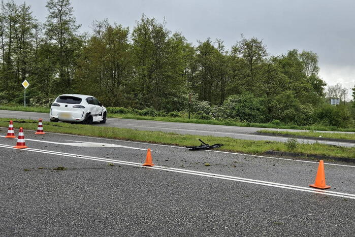 Twee voertuigen botsen op kruising