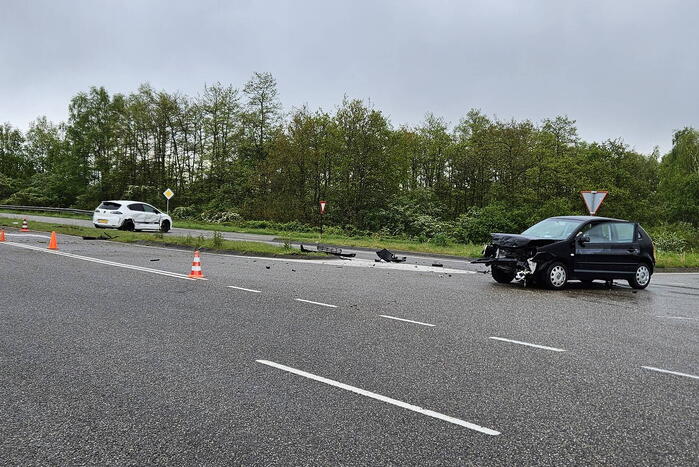 Twee voertuigen botsen op kruising