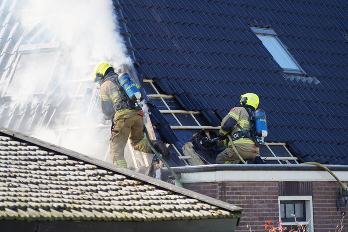 Rieten dak zorgt voor uitslaande brand