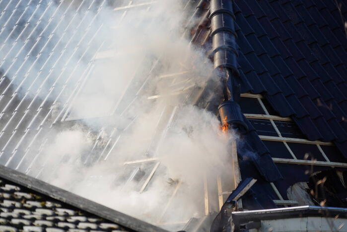 Rieten dak zorgt voor uitslaande brand