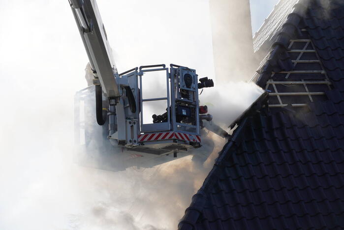 Rieten dak zorgt voor uitslaande brand