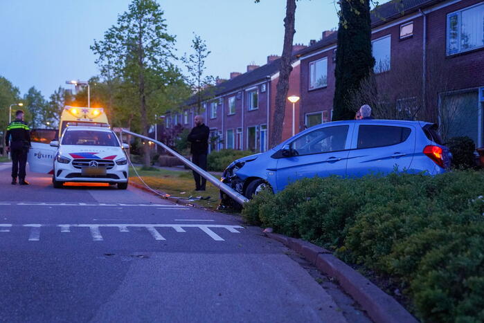 Bestuurder ramt lantarenpaal na stuurfout