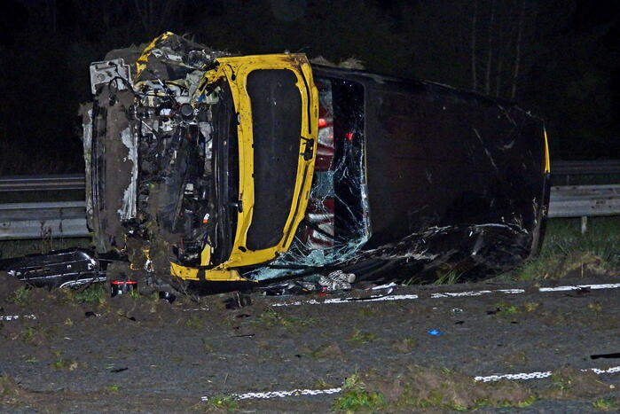 Auto raakt macht over stuur kwijt en belandt op zijkant