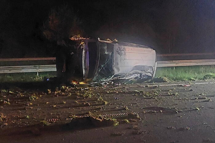 Auto raakt macht over stuur kwijt en belandt op zijkant