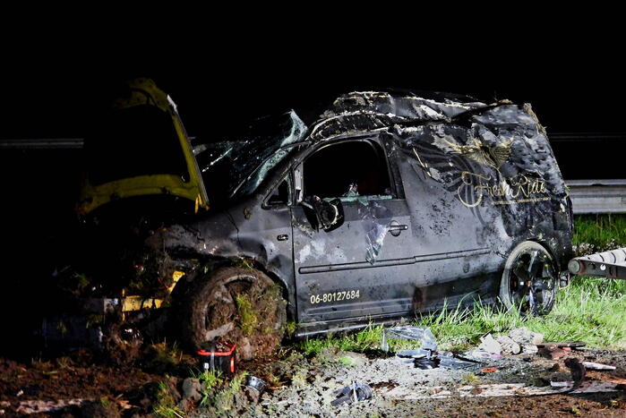 Auto raakt macht over stuur kwijt en belandt op zijkant