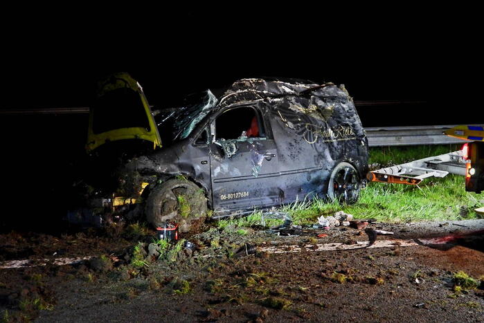 Auto raakt macht over stuur kwijt en belandt op zijkant